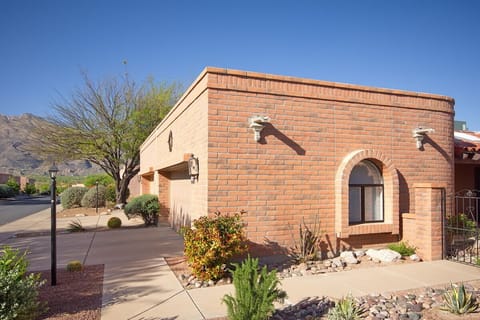 Garage opens to quiet dead-end street