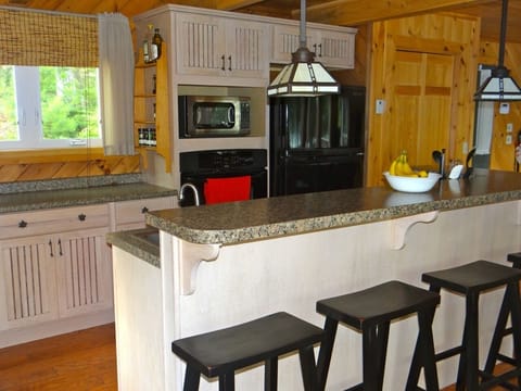 Kitchen island with 5 stools