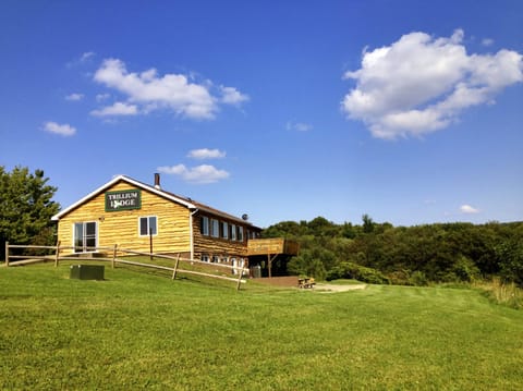 Trillium Lodge waits for you! 40 acres with a beautiful view & plenty of roo
