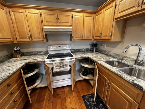 Fully stocked kitchen with a blender, casserole dish, 9"X9" baking pan, pie pan.