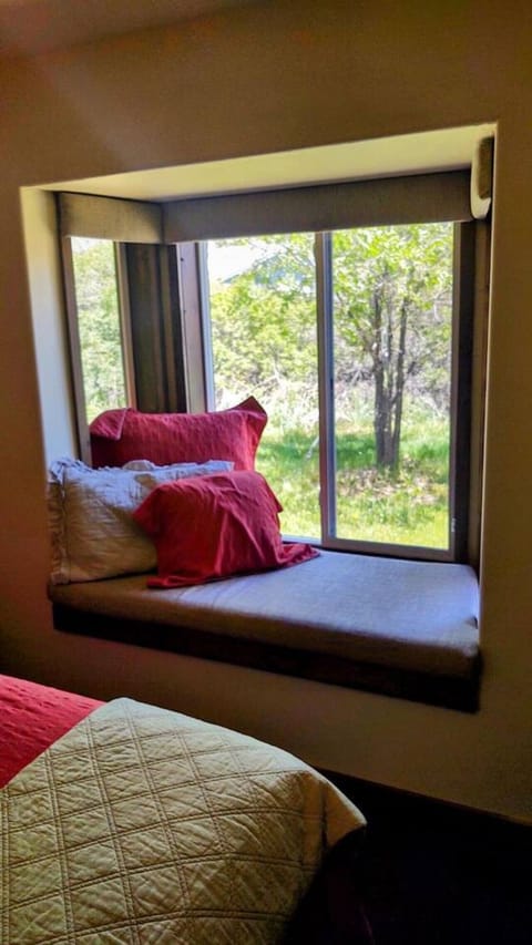 Light and airy - bay window to the yard