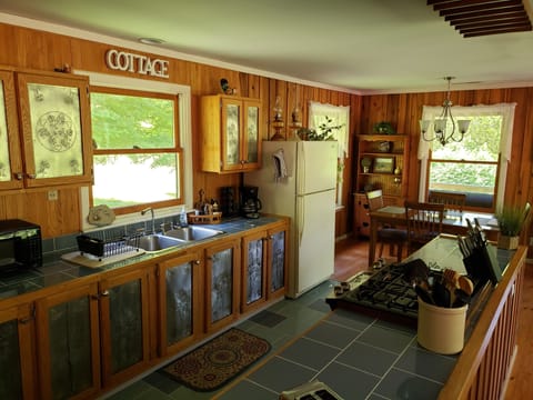 Fully equipped kitchen with washer and dryer