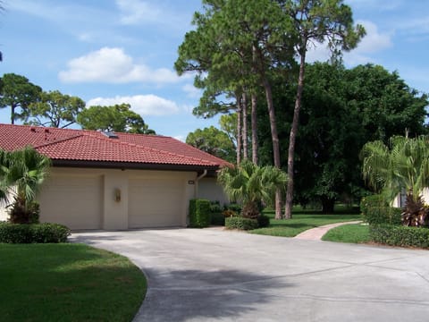 Front of the Villa -1 car Garage + parking in driveway