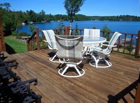 Lower sitting area on multi-level deck