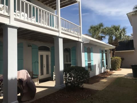 Porch with BBQ, patio furniture, beach wagons, & storage bench with beach toys
