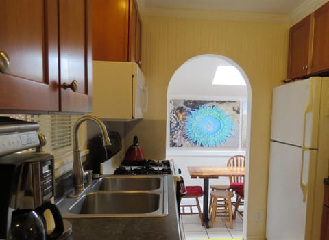 kitchen into dining room (1 step down)