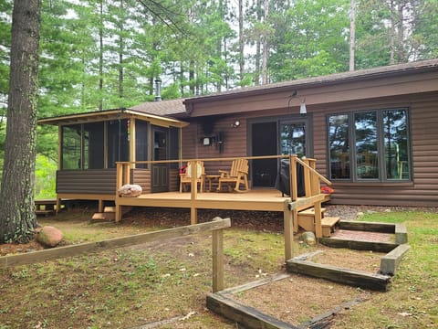 New screened in porch area! 2020 