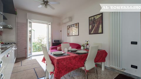 Kitchen with 4 until 6 chairs