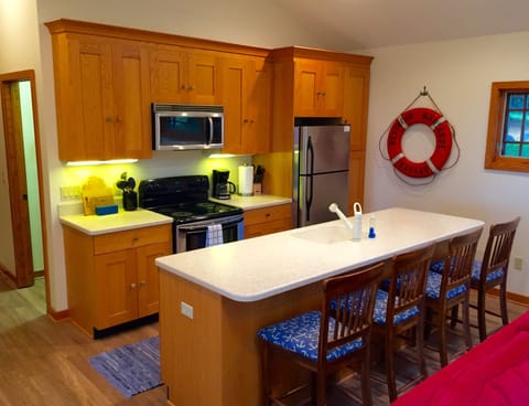 Fully Stocked Kitchen With 4 Island Dining Stools