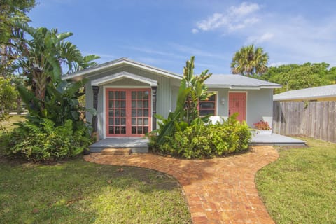 Cozy cottage walking distance to downtown