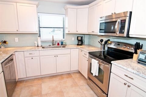 Dishwasher, toaster, pass through to dining room and eat-in counter seats 4