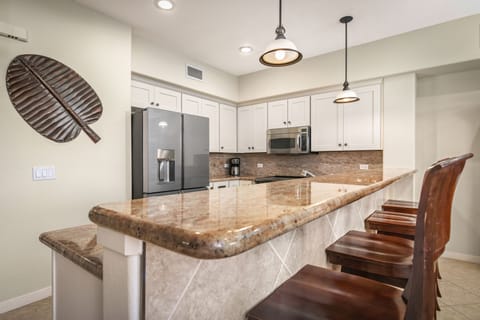 Kitchen: Fully equipped for the gourmet chef with seating for 4 at the bar.