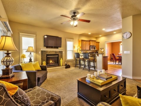 Cozy Living room w/gas fireplace and 51'TV, Kitchen w/Stainless Steel Appliances