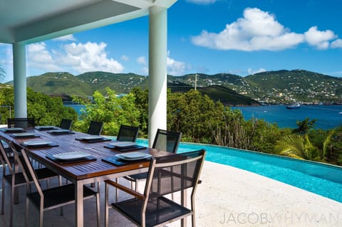 Outside dinning for 14