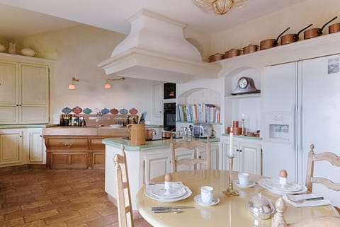 There are plentiful pots, pans, cooking tools, chef's knives and crockery....