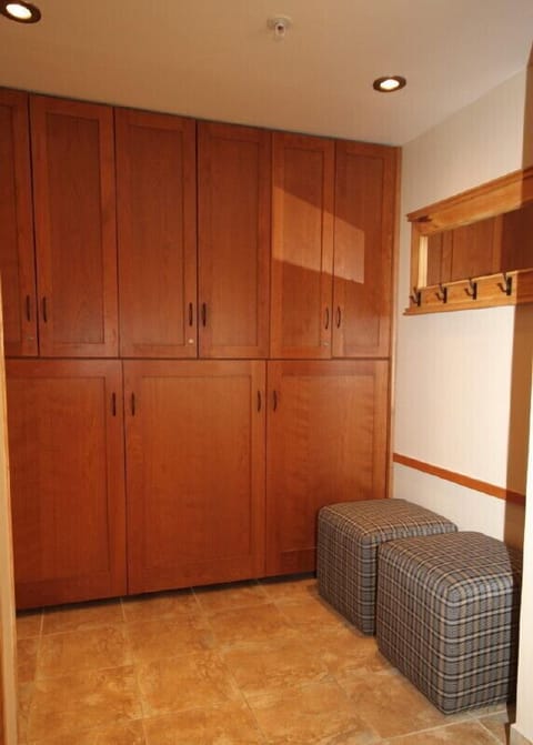 Foyer and boot-up area