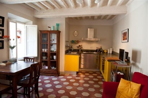 Everything a foodie/cook could need.State of art kitchen, microwave, wine cooler