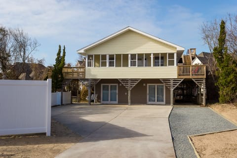 FRONT - PARKING FOR 5 CARS