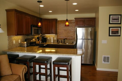 Kitchen w/Breakfast Bar