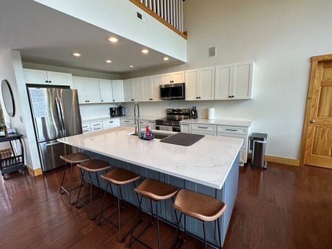 Entry Level - brand new kitchen (2023) - two dishwashers!