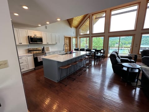 Entry Level - brand new kitchen and dining table (2023) 