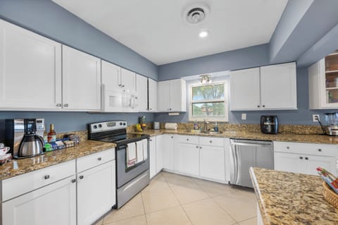 Enjoy all high-end appliances including a fridge, microwave, dishwasher & stove.