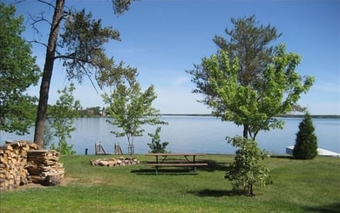 Cottage front yard with fire pit