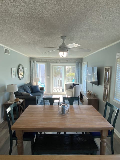 Dining table seats 6 & 2 at bar; Living room w sleeper sofa, smart TV with cable