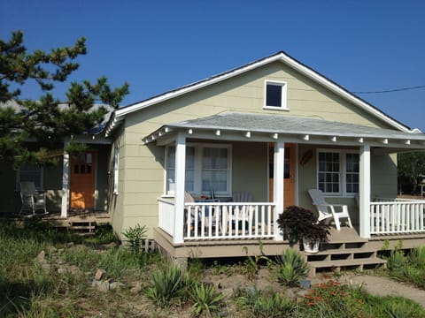 Cozy historic cottage. Enjoy your morning coffee on one of the two porches.