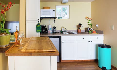 Kitchenette, with island .