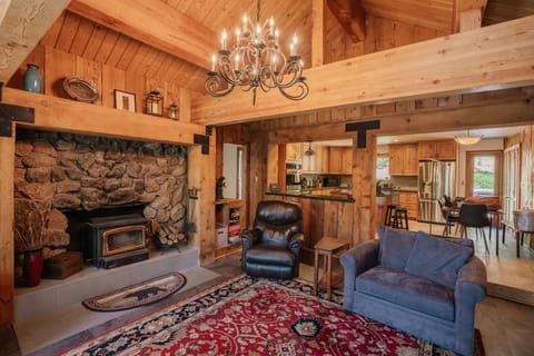 Open view into the kitchen and dinning room