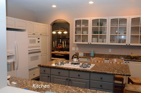 Gourmet Kitchen (breakfast nook shown in later picture)