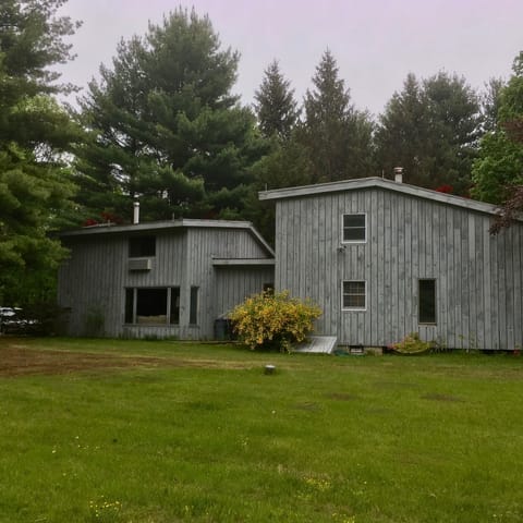 Large side yard (This was the grounds for a large wedding)
