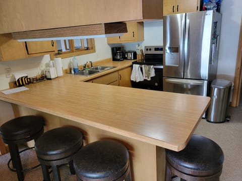 Kitchen island - seats 6