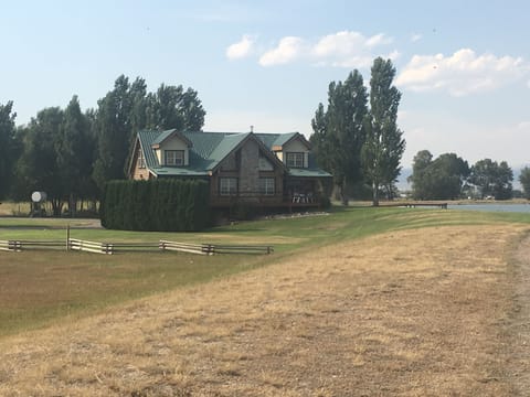 Majestic Log home on Private Lake- Close to Fly Fishing, Swimming & Hiking Cabin in Idaho