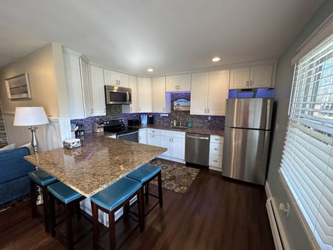 Full Stocked Kitchen w/ 4 stool eating area