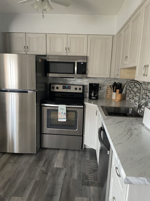 Newly Renovated Kitchen frost free refrigerator with ice maker