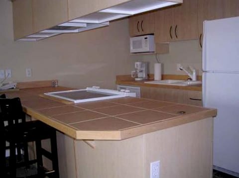 Fully equipped kitchen: cooking, 
baking, entertaining, great view out to bay fr