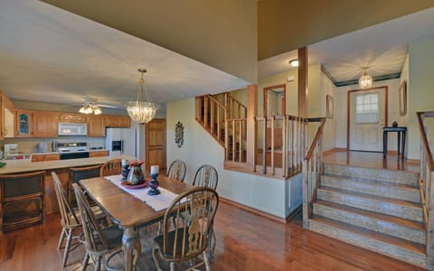 Open floor plan (prior to updates in dining and kitchen areas)