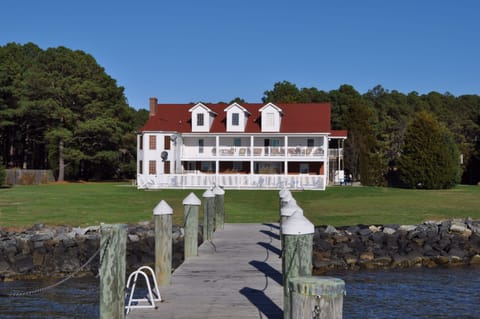 Magnificent property for crabbing, fishing, volleyball and badmitten