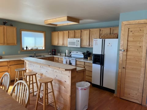 Kitchen with breakfast bar