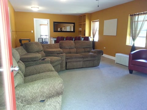 Living room/bar area