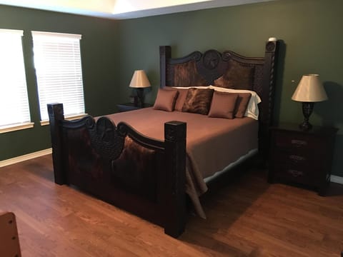 King in Master with one twin not shown