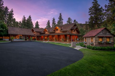 Welcome to Grand luxury on the river. Small cabin is actually a beautiful shed!