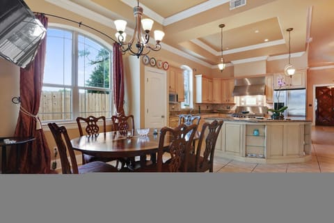 Breakfast area-open kitchen 