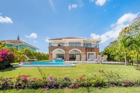 Casa Bonita: Cozy villa with golf course view, private pool, jacuzzi & staff