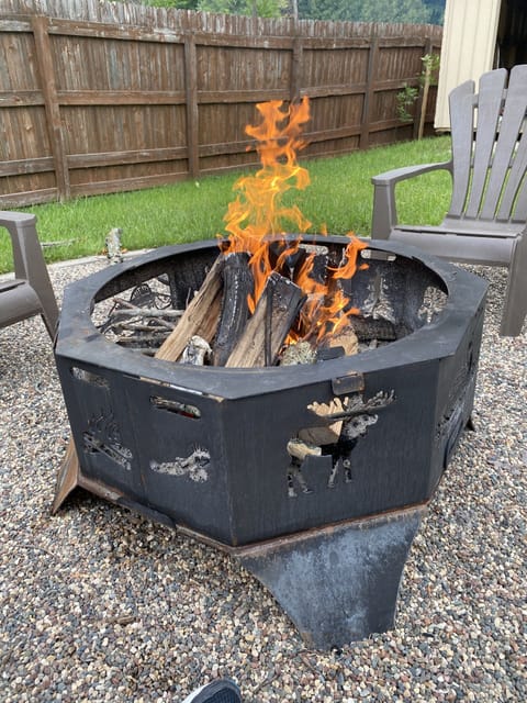 Outdoor fire pit