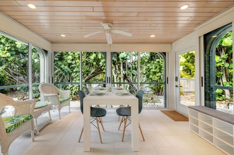 SOLARIUM & DINING