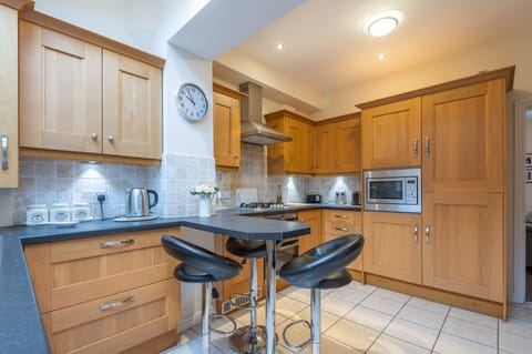 Fully equipped kitchen gas hob and extractor fan