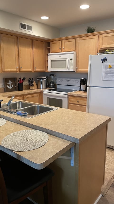 Fully stocked kitchen w/both auto-drip or keurig coffee makers
